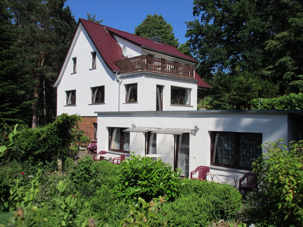 Ferienwohnungen Schramm – Blick in den Garten